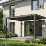 Schwarze Pergola am Haus mit Lamellendach