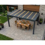 Pergola am Haus mit Essbereich auf Terrasse
