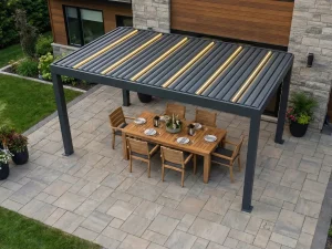 Pergola am Haus mit Essbereich auf Terrasse