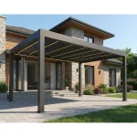 Dunkle Pergola mit Lamellendach am Einfamilienhaus