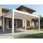 Weiße Pergola am Haus mit Lamellendach