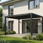 Schwarze Pergola mit Lamellendach am Wohnhaus