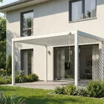 Weiße Pergola mit Lamellendach am Wohnhaus