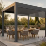 Pergola in sandfarbenem Milieu mit Sitzbereich