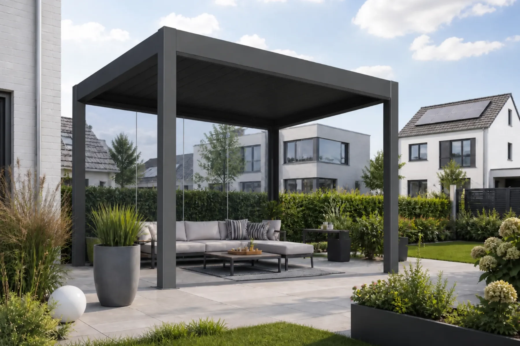 Pergola mit Glaswand im Neubaugebiet, zweite Ansicht